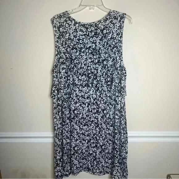 A n a black and white sleeveless dress - Picture 3 of 3
